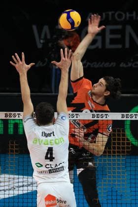 DEU, DVV, 1.VBL, BR Volleys vs. SVG Lueneburg, 24.02.2024, Max-Schmeling-Halle, Berlin, DEU, DVV, 1.VBL, BR Volleys vs. SVG Lueneburg, im Bild Timothee Carle (BR Volleys 9), Maxwell Elgert (Lueneburg 4) Foto: Juergen Engler nordphoto GmbH