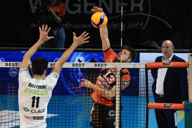 DEU, DVV, 1.VBL, BR Volleys vs. SVG Lueneburg, 24.02.2024, Max-Schmeling-Halle, Berlin, DEU, DVV, 1.VBL, BR Volleys vs. SVG Lueneburg, im Bild Ruben Schott (BR Volleys 13), Trainer Joel Banks (BR Volleys), Xander Ketrzynski (Lueneburg 11) Foto: Juergen Engler nordphoto GmbH