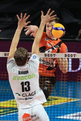 DEU, DVV, 1.VBL, BR Volleys vs. SVG Lueneburg, 24.02.2024, Max-Schmeling-Halle, Berlin, DEU, DVV, 1.VBL, BR Volleys vs. SVG Lueneburg, im Bild Timo Tammemaa (BR Volleys 4), Matthew Knigge (Lueneburg 13) Foto: Juergen Engler nordphoto GmbH