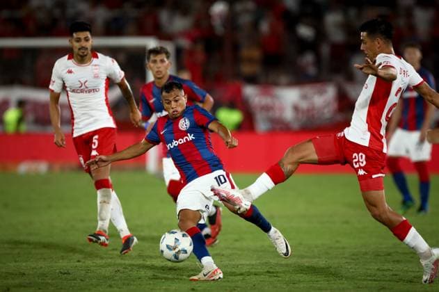 February 24, 2024, Buenos Aires, Buenos Aires, Argentina: Nahuel Barrios of San Lorenzo (C) and Hernan de la Fuente of Huracan (R) seen in action during the match between Huracan and San Lorenzo as part of Copa de la Liga Argentina de Futbol at Tomas A. Duco Stadium, on February 24 2024 in Buenos Aires, Argentina Buenos Aires Argentina - ZUMAt163 20240224_zsp_t163_002 Copyright: xRobertoxTuerox