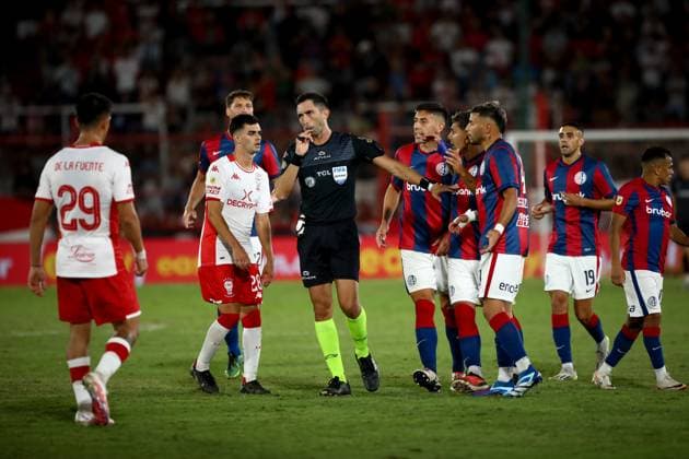 February 24, 2024, Buenos Aires, Buenos Aires, Argentina: Nazareno Araza referee of the match seen in action during the match between Huracan and San Lorenzo as part of Copa de la Liga Argentina de Futbol at Tomas A. Duco Stadium, on February 24 2024 in Buenos Aires, Argentina Buenos Aires Argentina - ZUMAt163 20240224_zsp_t163_006 Copyright: xRobertoxTuerox