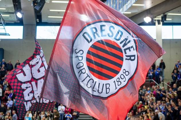Dresdner Fans mit Fahne Allianz MTV Stuttgart - Dresdner SC, Volleyball Bundesliga, Frauen, VBL, Saison 2023 24, 25.02.2024, Stuttgart (SCHARRena), DEU Allianz MTV Stuttgart - Dresdner SC, Sport, Volleyball Bundesliga, Frauen, VBL, Saison 2023 24, 25.02.2024, Stuttgart (SCHARRena), DEU Stuttgart Copyright: xSandyxDinkelackerx EP_SDR