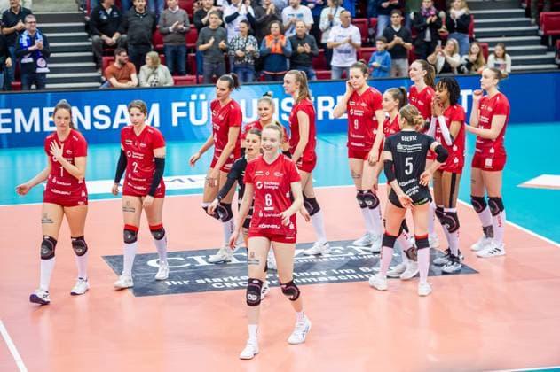 Jennifer Janiska (Dresdner SC, 06), (Mitte) mit Team in Stuttgart Allianz MTV Stuttgart - Dresdner SC, Volleyball Bundesliga, Frauen, VBL, Saison 2023 24, 25.02.2024, Stuttgart (SCHARRena), DEU Allianz MTV Stuttgart - Dresdner SC, Sport, Volleyball Bundesliga, Frauen, VBL, Saison 2023 24, 25.02.2024, Stuttgart (SCHARRena), DEU Stuttgart Copyright: xSandyxDinkelackerx EP_SDR