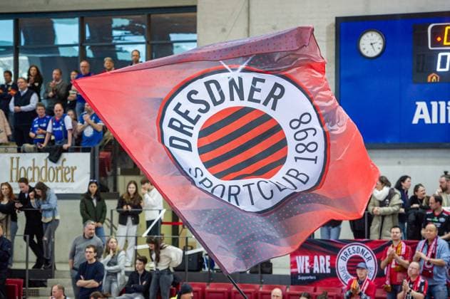 Dresdner Fans mit Fahne Allianz MTV Stuttgart - Dresdner SC, Volleyball Bundesliga, Frauen, VBL, Saison 2023 24, 25.02.2024, Stuttgart (SCHARRena), DEU Allianz MTV Stuttgart - Dresdner SC, Sport, Volleyball Bundesliga, Frauen, VBL, Saison 2023 24, 25.02.2024, Stuttgart (SCHARRena), DEU Stuttgart Copyright: xSandyxDinkelackerx EP_SDR