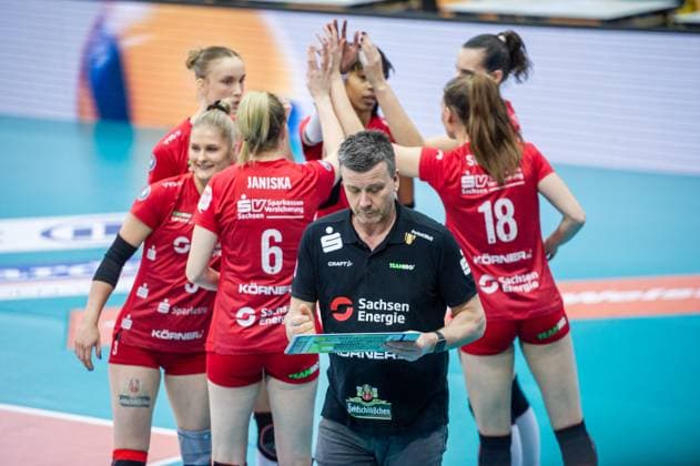 Alexander Waibl (Dresdner SC, Trainer) mit Taktikboard Allianz MTV Stuttgart - Dresdner SC, Volleyball Bundesliga, Frauen, VBL, Saison 2023 24, 25.02.2024, Stuttgart (SCHARRena), DEU Allianz MTV Stuttgart - Dresdner SC, Sport, Volleyball Bundesliga, Frauen, VBL, Saison 2023 24, 25.02.2024, Stuttgart (SCHARRena), DEU Stuttgart Copyright: xSandyxDinkelackerx EP_SDR