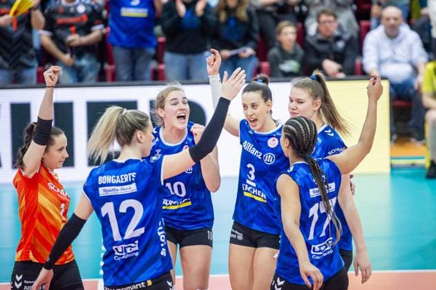 Roosa Koskelo (Allianz MTV Stuttgart, 01), Britt Bongaerts (Allianz MTV Stuttgart, 12), Jolien Knollema (Allianz MTV Stuttgart, 10), Maria Segura Palleres (Allianz MTV Stuttgart, 03), Eline Timmermann (Allianz MTV Stuttgart, 09), Alexis Hart (Allianz MTV Stuttgart, 17) - Jubel Allianz MTV Stuttgart - Dresdner SC, Volleyball Bundesliga, Frauen, VBL, Saison 2023 24, 25.02.2024, Stuttgart (SCHARRena), DEU Allianz MTV Stuttgart - Dresdner SC, Sport, Volleyball Bundesliga, Frauen, VBL, Saison 2023 24, 25.02.2024, Stuttgart (SCHARRena), DEU Stuttgart Copyright: xSandyxDinkelackerx EP_SDR