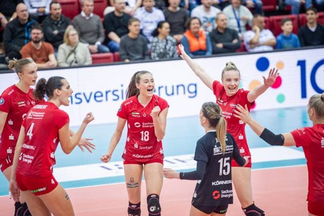 Sarah Straube (Dresdner SC, 18) - Jubel mit Team im ersten Satz Allianz MTV Stuttgart - Dresdner SC, Volleyball Bundesliga, Frauen, VBL, Saison 2023 24, 25.02.2024, Stuttgart (SCHARRena), DEU Allianz MTV Stuttgart - Dresdner SC, Sport, Volleyball Bundesliga, Frauen, VBL, Saison 2023 24, 25.02.2024, Stuttgart (SCHARRena), DEU Stuttgart Copyright: xSandyxDinkelackerx EP_SDR