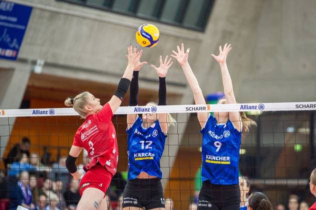 Hester Jasper (Dresdner SC, 03) vs. Stuttgarter Block aus Britt Bongaerts (Allianz MTV Stuttgart, 12) und Eline Timmermann (Allianz MTV Stuttgart, 09) Allianz MTV Stuttgart - Dresdner SC, Volleyball Bundesliga, Frauen, VBL, Saison 2023 24, 25.02.2024, Stuttgart (SCHARRena), DEU Allianz MTV Stuttgart - Dresdner SC, Sport, Volleyball Bundesliga, Frauen, VBL, Saison 2023 24, 25.02.2024, Stuttgart (SCHARRena), DEU Stuttgart Copyright: xSandyxDinkelackerx EP_SDR