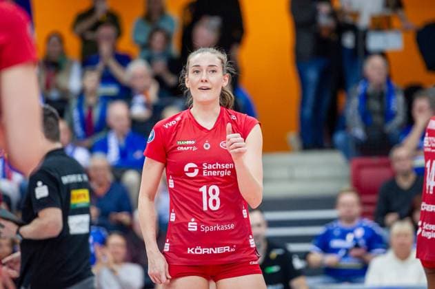 Sarah Straube (Dresdner SC, 18) - Daumen hoch Allianz MTV Stuttgart - Dresdner SC, Volleyball Bundesliga, Frauen, VBL, Saison 2023 24, 25.02.2024, Stuttgart (SCHARRena), DEU Allianz MTV Stuttgart - Dresdner SC, Sport, Volleyball Bundesliga, Frauen, VBL, Saison 2023 24, 25.02.2024, Stuttgart (SCHARRena), DEU Stuttgart Copyright: xSandyxDinkelackerx EP_SDR