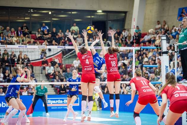 Jolien Knollema (Allianz MTV Stuttgart, 10) vs. Nathalie Lemmens (Dresdner SC, 04) und Sarah Straube (Dresdner SC, 18) Allianz MTV Stuttgart - Dresdner SC, Volleyball Bundesliga, Frauen, VBL, Saison 2023 24, 25.02.2024, Stuttgart (SCHARRena), DEU Allianz MTV Stuttgart - Dresdner SC, Sport, Volleyball Bundesliga, Frauen, VBL, Saison 2023 24, 25.02.2024, Stuttgart (SCHARRena), DEU Stuttgart Copyright: xSandyxDinkelackerx EP_SDR