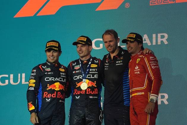 Formula 1 Gulf Air Bahrain Grand Prix 2024 02.03.2024, Bahrain International Circuit, Sakhir, Formula 1 Gulf Air Bahrain Grand Prix 2024 ,im Bild Podium: Sieger Max Verstappen (NLD), Oracle Red Bull Racing, 2.Platz für Sergio Perez (MEX), Oracle Red Bull Racing, 3.Platz für Carlos Sainz Jr. (ESP), Scuderia Ferrari, Tom Hard, Oracle Red Bull Racing.