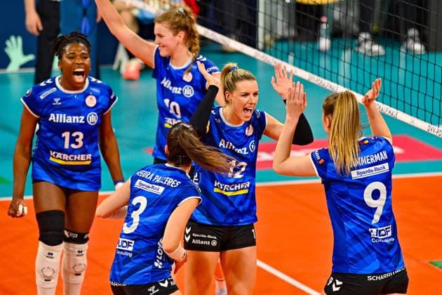 DVV Pokal 03.03.2024 DVV, Volleyball, Pokalfinale, Allianz MTV Stuttgart (in blau), vs SC Potsdam (in weiss), Stuttgart jubelt von links 13 Krystal Rivers, 10 Jolien Knollema, 3 Maria Segura Palleres, 12 Britt Bongaerts, 9 Eline Timmermann, Copyright: xBEAUTIFULxSPORTS TomxBlochx