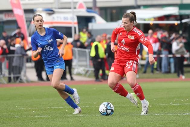 DEU, Pokal, 1FC Union vs. Hertha BSC Frauen, 03.03.2024, Fritz-Lesch-Sportplatz, Berlin, DEU, Pokal, 1FC Union vs. Hertha BSC Frauen, im Bild Dina Orschmannin (1.FC Union Berlin 25), LOTTE REIMOLD (Hertha BSC Frauen 28) DFL - regulations prohibit any use of Photographs as image sequences and or quasi-video Foto: Juergen Engler nordphoto GmbH