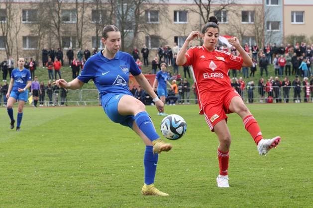 DEU, Pokal, 1FC Union vs. Hertha BSC Frauen, 03.03.2024, Fritz-Lesch-Sportplatz, Berlin, DEU, Pokal, 1FC Union vs. Hertha BSC Frauen, im Bild Sarah Abu Sabbah (1.FC Union Berlin 16), NORA GIANNORI (Hertha BSC Frauen 5) DFL - regulations prohibit any use of Photographs as image sequences and or quasi-video Foto: Juergen Engler nordphoto GmbH