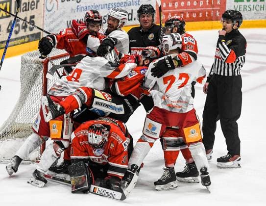 GER, Oberliga, Playoffs, ECDC Memmingen Indians vs Saale Bulls Halle 03.03.2024, Eissporthalle am Huehnerberg, Memmingen, GER, Oberliga, Playoffs, ECDC Memmingen Indians vs Saale Bulls Halle, Playoff Achtelfinale im Bild Faustschlag von Eetu Elo (Halle, 68) gegen Pascal Dopatka (Memmingen, 23), Marco Eisenhut (Memmingen, 31) sichert den Puck