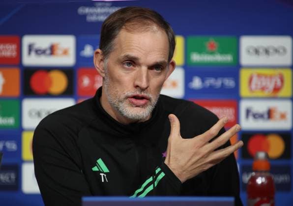 München, Deutschland 04. März 2024: Fussball, Herren, Bundesliga, Saison 2023 2024, FC Bayern München, Pressekonferenz Hier im Bild Thomas Tuchel, Trainer (FC Bayern München) auf der Pressekonferenz, Hand, Handbewegung, im Sprechen