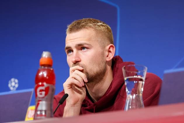 Matthijs de Ligt (FC Bayern Muenchen, 04) bei der Pressekonferenz, ueberlegt, gruebeln, Hand am Kinn, nachdenken, nachenklich, Internationale Pressekonferenz. FC Bayern Muenchen, Fussball, UEFA Champions League, Achtelfinale Rueckspiel, Saison 23 24, 04.03.2024 , Internationale Pressekonferenz. FC Bayern Muenchen, Fussball, UEFA Champions League, Achtelfinale Rueckspiel, Saison 23 24, 04.03.2024 Muenchen Copyright: xEibner-Pressefoto JennixMaulx EP_JML