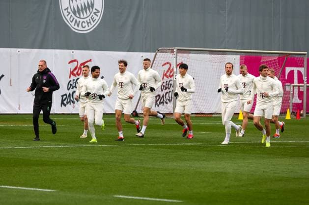 Die Spieler laufen sich warm und drehen ihre Runden, Serge Gnabry 7 (FC Bayern Muenchen), Leon Goretzka 8 (FC Bayern Muenchen), Matthijs de Ligt 4 (FC Bayern Muenchen), Min-jae Kim 3 (FC Bayern Muenchen), Harry Kane 9 (FC Bayern Muenchen), Thomas Mueller 25 (FC Bayern Muenchen), Abschlusstraining, FC Bayern Muenchen, Champions League, Fussball, Achtelfinale, Rueckspiel, 04.03.2024 Muenchen Bayern Deutschland
