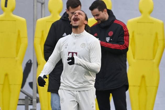 Sport Bilder des Tages Leroy SANE (Bayern Muenchen), lacht,lachen,lachend,optimistisch,gutgelaunt, Aktion,Einzelbild,angeschnittenes Einzelmotiv,Halbfigur,halbe Figur. Fussball Champions League ABSCHLUSSTRAINING vor Achtelfinal Rueckspiel FC Bayern Muenchen-Lazio Rom am 04.03.2024