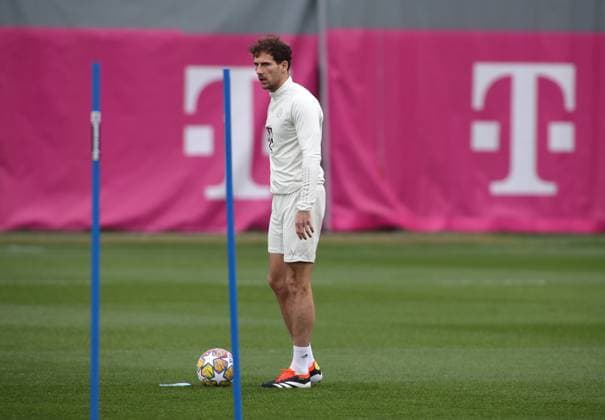 München, Deutschland 04. März 2024: Fussball, Herren, Saison 2023 2024, FC Bayern München, Säbener Strasse, Trainingsgelände, Abschlusstraining, Champions League Leon Goretzka (FC Bayern München) stehend mit Ball, Einzelaktion, Freisteller,Ganzkörperaufnahme