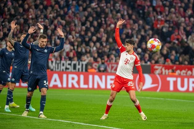 Mario Gila (Lazio Rome, 34), Aleksandar Pavlovic (FC Bayern Muenchen, 45), Reklamierarm, GER, FC Bayern Muenchen (FCB) vs. Lazio Rome (SSL), Fussball, UEFA Champions League, Achtelfinal Rueckspiel, Saison 2023 2024, 05.03.2024, DFB DFL regulations prohibit any use of photographs as image sequences and or quasi-video., GER, FC Bayern Muenchen (FCB) vs. Lazio Rome (SSL), Fussball, UEFA Champions League, Achtelfinal Rueckspiel, Saison 2023 2024, 05.03.2024 Muenchen Copyright: xEibner-Pressefoto SaschaxWaltherx EP_EER