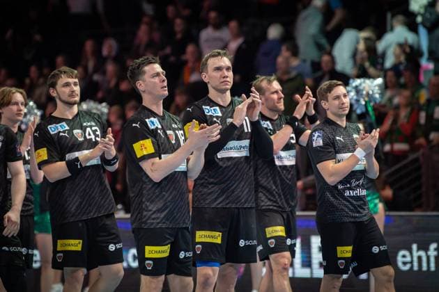 Sport Bilder des Tages EHF European League, Füchse Berlin vs CSM Constanta. Berlin, 05.03.2024 Jann Keno Jacobs (Fuechse Berlin, 43), Hans Lindberg (Fuechse Berlin, 18), Lasse Bredekjaer Andersson (Fuechse Berlin, 11) grüßt die Fans nach dem Spiel EHF European League, Füchse Berlin vs CSM Constanta, Max Schmeling Halle, Berlin 05.03.2024 Copyright: xBEAUTIFULxSPORTS LucianoxLimax