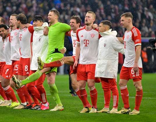 05.03.2024, Fussball UEFA Championsleague 2023 2024: Achtelfinale, FC Bayern München - Lazio Rom, in der Allianz-Arena München. Die Bayern Spieler jubeln Serge Gnabry (FC Bayern München), Eric Dier (FC Bayern München), Leon Goretzka (FC Bayern München), Min-jae Kim (FC Bayern München, Minjae Kim, Kim Min-jae), Torwart Manuel Neuer (FC Bayern München), Thomas Müller (FC Bayern München), Matthijs de Ligt (FC Bayern München) , Bryan Zaragoza (FC Bayern München) und Joshua Kimmich (FC Bayern München)