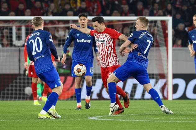 Nicolas Hoefler (SC Freiburg, 27) und James Ward-Prowse (West Ham United, 07) im Zweikampf , Fussball, UEFA Europa League, Achtelfinale, 2023 2024, SC Freiburg vs. West Ham United, 07.03.2024, Europa-Park Stadion , Freiburg im Breisgau, Deutschland Freiburg im Breisgau Europa-Park Stadion Baden-Wuerttemberg Deutschland Copyright: xGrantxHubbsx