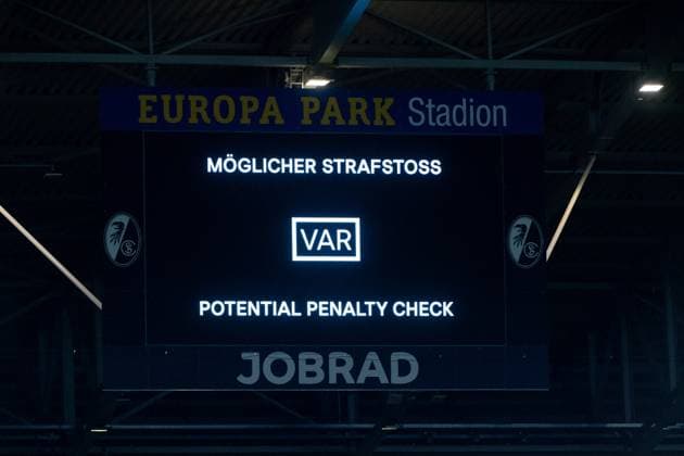 Anzeigetafel VAR Moeglicher Strafstoß - Potential Penalty Check, GER, SC Freiburg vs West Ham United, Fussball UEFA Europa League, Achtelfinale Hinspiel, Saison 2023 2024, 07.03.2024 GER, SC Freiburg vs West Ham United, Fussball UEFA Europa League, Achtelfinale Hinspiel, Saison 2023 2024, 07.03.2024 Freiburg Copyright: xEibner-Pressefoto Memmlerx EP_MMR