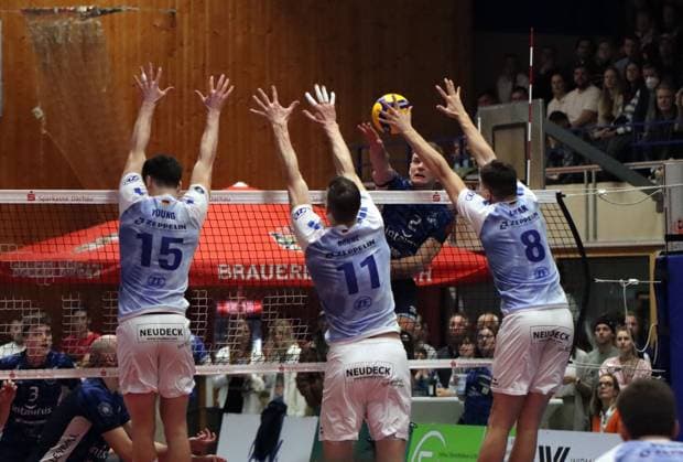Volleyball Bundesliga Herren, ASV Dachau vs. VFB Friedrichshafen, 09.03.2024 Volleyball Bundesliga Herren, ASV Dachau (blau) vs. VFB Friedrichshafen (weiss), Hauptrunde, München, 09.03.2024 Bild: Angriff Daniel Kirchner ( 2, ASV Dachau) gegen Aleksa Batak ( 8, VfB Friedrichshafen) Marcus Böhme ( 11, VfB Friedrichshafen) Jackson George Young ( 15, VfB Friedrichshafen) Copyright: xBEAUTIFULxSPORTS NilsxKoepkex