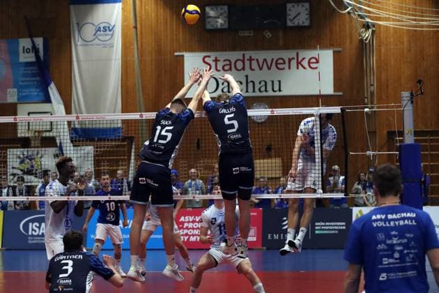 Volleyball Bundesliga Herren, ASV Dachau vs. VFB Friedrichshafen, 09.03.2024 Volleyball Bundesliga Herren, ASV Dachau (blau) vs. VFB Friedrichshafen (weiss), Hauptrunde, München, 09.03.2024 Bild: Angriff Tim Peter ( 4, VfB Friedrichshafen) gegen Fabian Suck ( 15, ASV Dachau), Simon Gallas ( 5, ASV Dachau) Copyright: xBEAUTIFULxSPORTS NilsxKoepkex