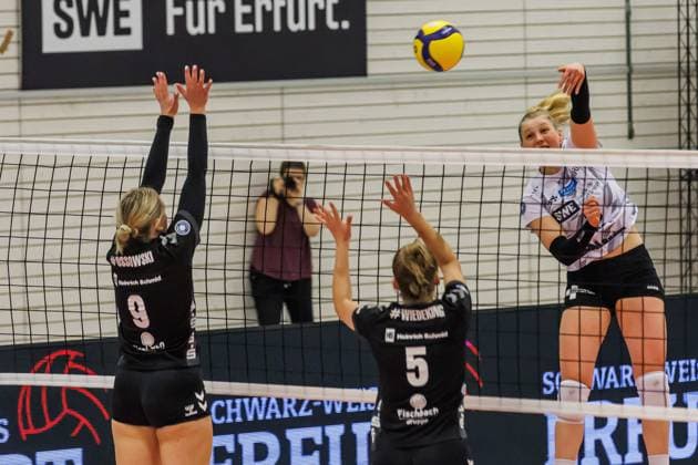 von links: Alisha Ossowski (Essen, 9), Luzie Wiedeking (Essen, 5), Sina Stöckmann (Schwarz-Weiss Erfurt, 8), 09.03.2024, Erfurt (Deutschland), Volleyball, 2. Bundesliga Frauen Pro, Schwarz-Weiss Erfurt - Allbau Volleys Essen