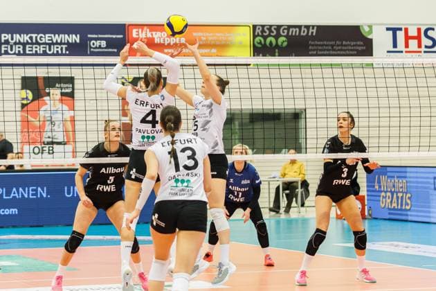 Isabella Noble (Schwarz-Weiss Erfurt, 5) beim Zuspiel, links Silvie Pavlova (Schwarz-Weiss Erfurt, 4), vorn Lara Darowski (Schwarz-Weiss Erfurt, 13), 09.03.2024, Erfurt (Deutschland), Volleyball, 2. Bundesliga Frauen Pro, Schwarz-Weiss Erfurt - Allbau Volleys Essen