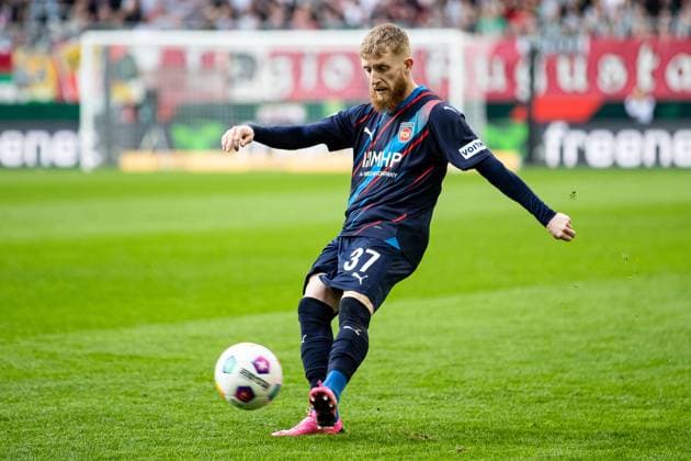 Jan Niklas Beste (FC Heidenheim, 37) kickt den Ball GER, FC Augsburg vs. 1.FC Heidenheim, 1.Bundesliga Fussball, 25. Spieltag, Saison 2023 2024, 09.03.2024 DFB DFL REGULATIONS PROHIBIT ANY USE OF PHOTOGRAPHS AS IMAGE SEQUENCES AND OR QUASI-VIDEO GER, FC Augsburg vs. 1.FC Heidenheim, 1.Bundesliga Fussball, 25.Spieltag, 09.03.2024 Augsburg Copyright: xEibner-Pressefoto RogerxBuerkex EP_RBE