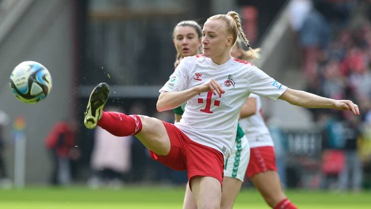 v.li.: Anna Gerhardt (1. FC Köln, 21) am Ball, Einzelbild, Ganzkörper, Aktion, Action, Spielszene, DIE DFB-RICHTLINIEN UNTERSAGEN JEGLICHE NUTZUNG VON FOTOS ALS SEQUENZBILDER UND ODER VIDEOÄHNLICHE FOTOSTRECKEN. DFB REGULATIONS PROHIBIT ANY USE OF PHOTOGRAPHS AS IMAGE SEQUENCES AND OR QUASI-VIDEO., 10.03.2024, Köln (Deutschland), Fussball, Google Pixel Frauen-Bundesliga, 1. FC Köln - SV Werder Bremen