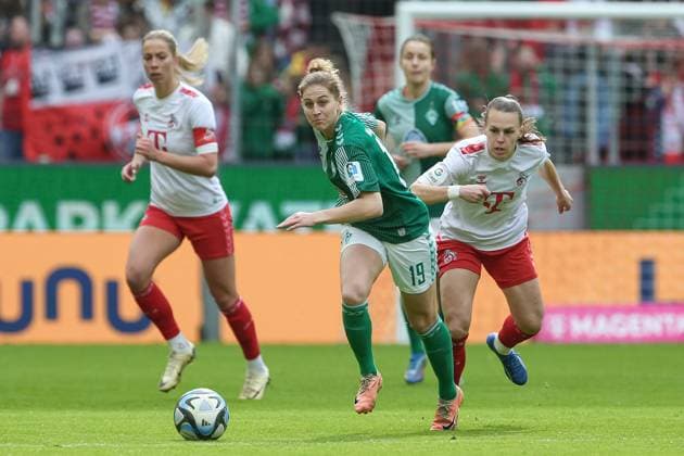 v.li.: Saskia Matheis (SV Werder Bremen, 19) und Dora Zeller (1. FC Köln, 19) im Zweikampf, Duell, Dynamik, Aktion, Action, Spielszene, DIE DFB-RICHTLINIEN UNTERSAGEN JEGLICHE NUTZUNG VON FOTOS ALS SEQUENZBILDER UND ODER VIDEOÄHNLICHE FOTOSTRECKEN. DFB REGULATIONS PROHIBIT ANY USE OF PHOTOGRAPHS AS IMAGE SEQUENCES AND OR QUASI-VIDEO., 10.03.2024, Köln (Deutschland), Fussball, Google Pixel Frauen-Bundesliga, 1. FC Köln - SV Werder Bremen