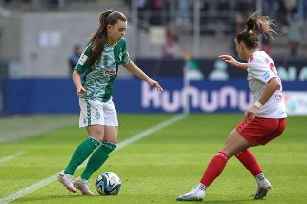 v.li.: Tuana Mahmoud (geb. Keles, SV Werder Bremen, 10) und Martyna Wiankowska (1. FC Köln, 26) im Zweikampf, Duell, Dynamik, Aktion, Action, Spielszene, DIE DFB-RICHTLINIEN UNTERSAGEN JEGLICHE NUTZUNG VON FOTOS ALS SEQUENZBILDER UND ODER VIDEOÄHNLICHE FOTOSTRECKEN. DFB REGULATIONS PROHIBIT ANY USE OF PHOTOGRAPHS AS IMAGE SEQUENCES AND OR QUASI-VIDEO., 10.03.2024, Köln (Deutschland), Fussball, Google Pixel Frauen-Bundesliga, 1. FC Köln - SV Werder Bremen