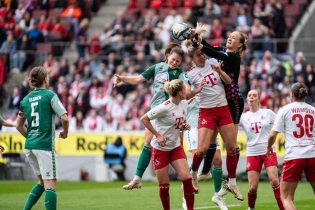 GER, Google Pixel Frauen-Bundesliga, 1. FC Köln Koeln vs Werder Bremen 10.03.2024, RheinEnergieSTADION, Köln, GER, Google Pixel Frauen-Bundesliga, 1. FC Köln Koeln vs Werder Bremen Im Bild: Kopfballduell Kopfball Zweikampf bei Ecke zwischen Janina Hechler (1. FC Köln Koel, 28) Emilie Bernhardt (SV Werder Bremen, 16) Jasmin Pal (1. FC Köln Koel, 1)