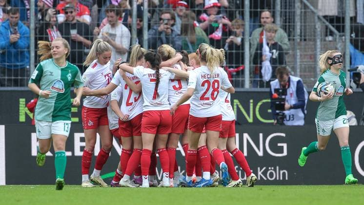 v.li.: Spielerinnen vom 1. FC Köln mit Torjubel, Jubel, jubeln, jubelt, optimistisch, Spielszene, Highlight, Freude über das Tor zum 1:0, DIE DFB-RICHTLINIEN UNTERSAGEN JEGLICHE NUTZUNG VON FOTOS ALS SEQUENZBILDER UND ODER VIDEOÄHNLICHE FOTOSTRECKEN. DFB REGULATIONS PROHIBIT ANY USE OF PHOTOGRAPHS AS IMAGE SEQUENCES AND OR QUASI-VIDEO., 10.03.2024, Köln (Deutschland), Fussball, Google Pixel Frauen-Bundesliga, 1. FC Köln - SV Werder Bremen