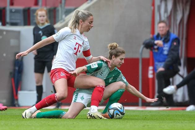 v.li.: Sharon Beck (1. FC Köln, 10) und Saskia Matheis (SV Werder Bremen, 19) im Zweikampf, Duell, Dynamik, Aktion, Action, Spielszene, DIE DFB-RICHTLINIEN UNTERSAGEN JEGLICHE NUTZUNG VON FOTOS ALS SEQUENZBILDER UND ODER VIDEOÄHNLICHE FOTOSTRECKEN. DFB REGULATIONS PROHIBIT ANY USE OF PHOTOGRAPHS AS IMAGE SEQUENCES AND OR QUASI-VIDEO., 10.03.2024, Köln (Deutschland), Fussball, Google Pixel Frauen-Bundesliga, 1. FC Köln - SV Werder Bremen