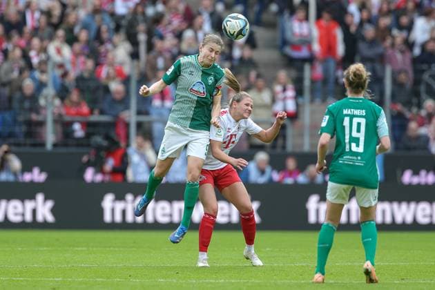 v.li.: Michelle Ulbrich (SV Werder Bremen, 5) und Marleen Schimmer (1. FC Köln, 23) im Kopfballduell, Kopfball, Zweikampf, Action, Aktion, Spielszene, DIE DFB-RICHTLINIEN UNTERSAGEN JEGLICHE NUTZUNG VON FOTOS ALS SEQUENZBILDER UND ODER VIDEOÄHNLICHE FOTOSTRECKEN. DFB REGULATIONS PROHIBIT ANY USE OF PHOTOGRAPHS AS IMAGE SEQUENCES AND OR QUASI-VIDEO., 10.03.2024, Köln (Deutschland), Fussball, Google Pixel Frauen-Bundesliga, 1. FC Köln - SV Werder Bremen