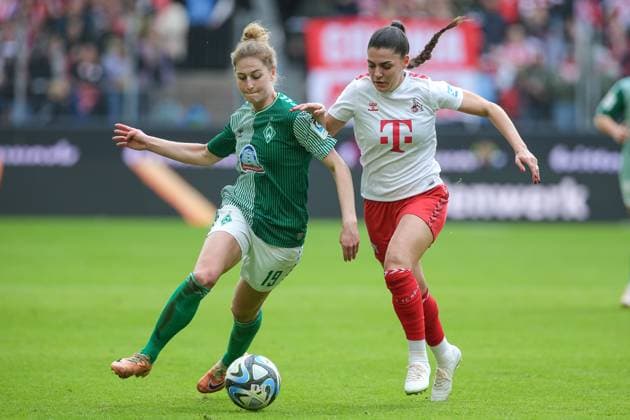 v.li.: Saskia Matheis (SV Werder Bremen, 19) und Manjou Wilde (1. FC Köln, 7) im Zweikampf, Duell, Dynamik, Aktion, Action, Spielszene, DIE DFB-RICHTLINIEN UNTERSAGEN JEGLICHE NUTZUNG VON FOTOS ALS SEQUENZBILDER UND ODER VIDEOÄHNLICHE FOTOSTRECKEN. DFB REGULATIONS PROHIBIT ANY USE OF PHOTOGRAPHS AS IMAGE SEQUENCES AND OR QUASI-VIDEO., 10.03.2024, Köln (Deutschland), Fussball, Google Pixel Frauen-Bundesliga, 1. FC Köln - SV Werder Bremen