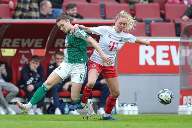 v.li.: Sophie Weidauer (SV Werder Bremen, 9) und Janina Hechler (1. FC Köln, 28) im Zweikampf, Duell, Dynamik, Aktion, Action, Spielszene, DIE DFB-RICHTLINIEN UNTERSAGEN JEGLICHE NUTZUNG VON FOTOS ALS SEQUENZBILDER UND ODER VIDEOÄHNLICHE FOTOSTRECKEN. DFB REGULATIONS PROHIBIT ANY USE OF PHOTOGRAPHS AS IMAGE SEQUENCES AND OR QUASI-VIDEO., 10.03.2024, Köln (Deutschland), Fussball, Google Pixel Frauen-Bundesliga, 1. FC Köln - SV Werder Bremen