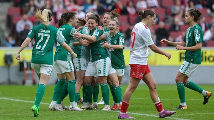 v.li.: Spielerinnen des SV Werder Bremen mit Torjubel, Jubel, jubeln, jubelt, optimistisch, Spielszene, Highlight, Freude über das Tor zum 1:1, DIE DFB-RICHTLINIEN UNTERSAGEN JEGLICHE NUTZUNG VON FOTOS ALS SEQUENZBILDER UND ODER VIDEOÄHNLICHE FOTOSTRECKEN. DFB REGULATIONS PROHIBIT ANY USE OF PHOTOGRAPHS AS IMAGE SEQUENCES AND OR QUASI-VIDEO., 10.03.2024, Köln (Deutschland), Fussball, Google Pixel Frauen-Bundesliga, 1. FC Köln - SV Werder Bremen
