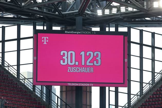 v.li.: Die Anzeigetafel zeigt Zuschauerzahl von 30123 an, Besucher, Gäste, Fans, Zuschauer, Zuschauerinnen, Besucherinnen, Videowall, Videowand, Anzeige, DIE DFB-RICHTLINIEN UNTERSAGEN JEGLICHE NUTZUNG VON FOTOS ALS SEQUENZBILDER UND ODER VIDEOÄHNLICHE FOTOSTRECKEN. DFB REGULATIONS PROHIBIT ANY USE OF PHOTOGRAPHS AS IMAGE SEQUENCES AND OR QUASI-VIDEO., 10.03.2024, Köln (Deutschland), Fussball, Google Pixel Frauen-Bundesliga, 1. FC Köln - SV Werder Bremen