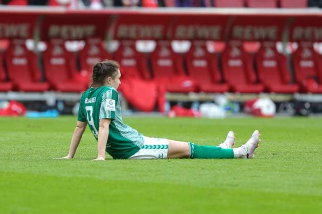 v.li.: Sophie Weidauer (SV Werder Bremen, 9) enttäuscht über die Niederlage, Enttäuschung nach dem Schlusspfiff, Abpfiff, Highlight, Verlierer, verloren, Frustration, pessimistisch, DIE DFB-RICHTLINIEN UNTERSAGEN JEGLICHE NUTZUNG VON FOTOS ALS SEQUENZBILDER UND ODER VIDEOÄHNLICHE FOTOSTRECKEN. DFB REGULATIONS PROHIBIT ANY USE OF PHOTOGRAPHS AS IMAGE SEQUENCES AND OR QUASI-VIDEO., 10.03.2024, Köln (Deutschland), Fussball, Google Pixel Frauen-Bundesliga, 1. FC Köln - SV Werder Bremen