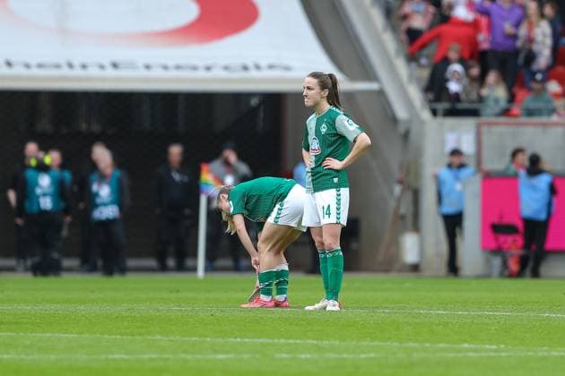 v.li.: Michaela Brandenburg (SV Werder Bremen, 14) enttäuscht über die Niederlage, Enttäuschung nach dem Schlusspfiff, Abpfiff, Highlight, Verlierer, verloren, Frustration, pessimistisch, DIE DFB-RICHTLINIEN UNTERSAGEN JEGLICHE NUTZUNG VON FOTOS ALS SEQUENZBILDER UND ODER VIDEOÄHNLICHE FOTOSTRECKEN. DFB REGULATIONS PROHIBIT ANY USE OF PHOTOGRAPHS AS IMAGE SEQUENCES AND OR QUASI-VIDEO., 10.03.2024, Köln (Deutschland), Fussball, Google Pixel Frauen-Bundesliga, 1. FC Köln - SV Werder Bremen