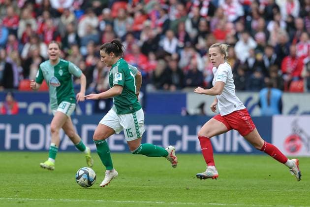 v.li.: Jasmin Sehan (SV Werder Bremen, 15) und Celina Degen (1. FC Köln, 5) im Laufduell, Zweikampf, Duell, Dynamik, Aktion, Action, Spielszene, DIE DFB-RICHTLINIEN UNTERSAGEN JEGLICHE NUTZUNG VON FOTOS ALS SEQUENZBILDER UND ODER VIDEOÄHNLICHE FOTOSTRECKEN. DFB REGULATIONS PROHIBIT ANY USE OF PHOTOGRAPHS AS IMAGE SEQUENCES AND OR QUASI-VIDEO., 10.03.2024, Köln (Deutschland), Fussball, Google Pixel Frauen-Bundesliga, 1. FC Köln - SV Werder Bremen