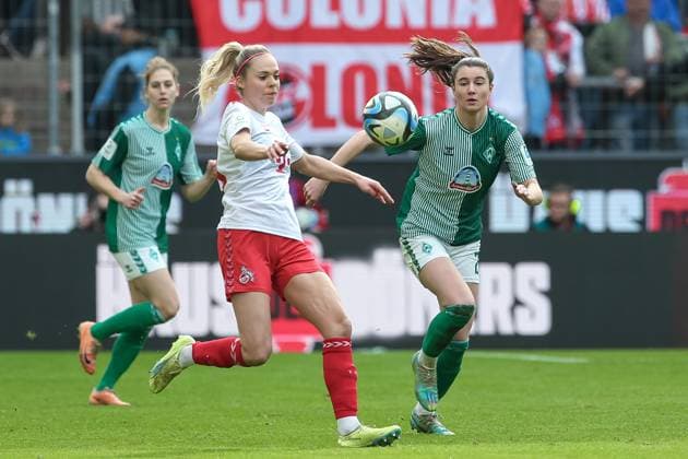 v.li.: Janina Hechler (1. FC Köln, 28) und Chiara Hahn (SV Werder Bremen, 21) im Zweikampf, Duell, Dynamik, Aktion, Action, Spielszene, DIE DFB-RICHTLINIEN UNTERSAGEN JEGLICHE NUTZUNG VON FOTOS ALS SEQUENZBILDER UND ODER VIDEOÄHNLICHE FOTOSTRECKEN. DFB REGULATIONS PROHIBIT ANY USE OF PHOTOGRAPHS AS IMAGE SEQUENCES AND OR QUASI-VIDEO., 10.03.2024, Köln (Deutschland), Fussball, Google Pixel Frauen-Bundesliga, 1. FC Köln - SV Werder Bremen