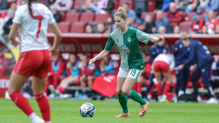 v.li.: Saskia Matheis (SV Werder Bremen, 19) am Ball, Einzelbild, Ganzkörper, Aktion, Action, Spielszene, DIE DFB-RICHTLINIEN UNTERSAGEN JEGLICHE NUTZUNG VON FOTOS ALS SEQUENZBILDER UND ODER VIDEOÄHNLICHE FOTOSTRECKEN. DFB REGULATIONS PROHIBIT ANY USE OF PHOTOGRAPHS AS IMAGE SEQUENCES AND OR QUASI-VIDEO., 10.03.2024, Köln (Deutschland), Fussball, Google Pixel Frauen-Bundesliga, 1. FC Köln - SV Werder Bremen